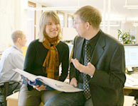 Foto - kollegor i en diskussion kring skattesystemet