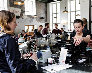 Kvinnnor på restaurang