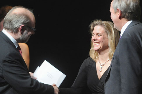 Foto på Skatteverkets överdirektör Magdalena Andersson och generaldirektör Ingemar Hansson som tar emot priset för Sveriges modernaste myndighet ur civil- och bostadsminister Stefan Attefalls hand