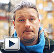Manlig företagare ställer frågor om kostnader.