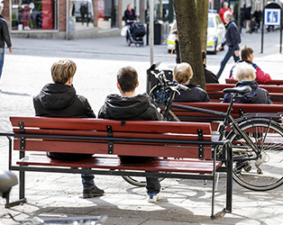 Killar på bänk
