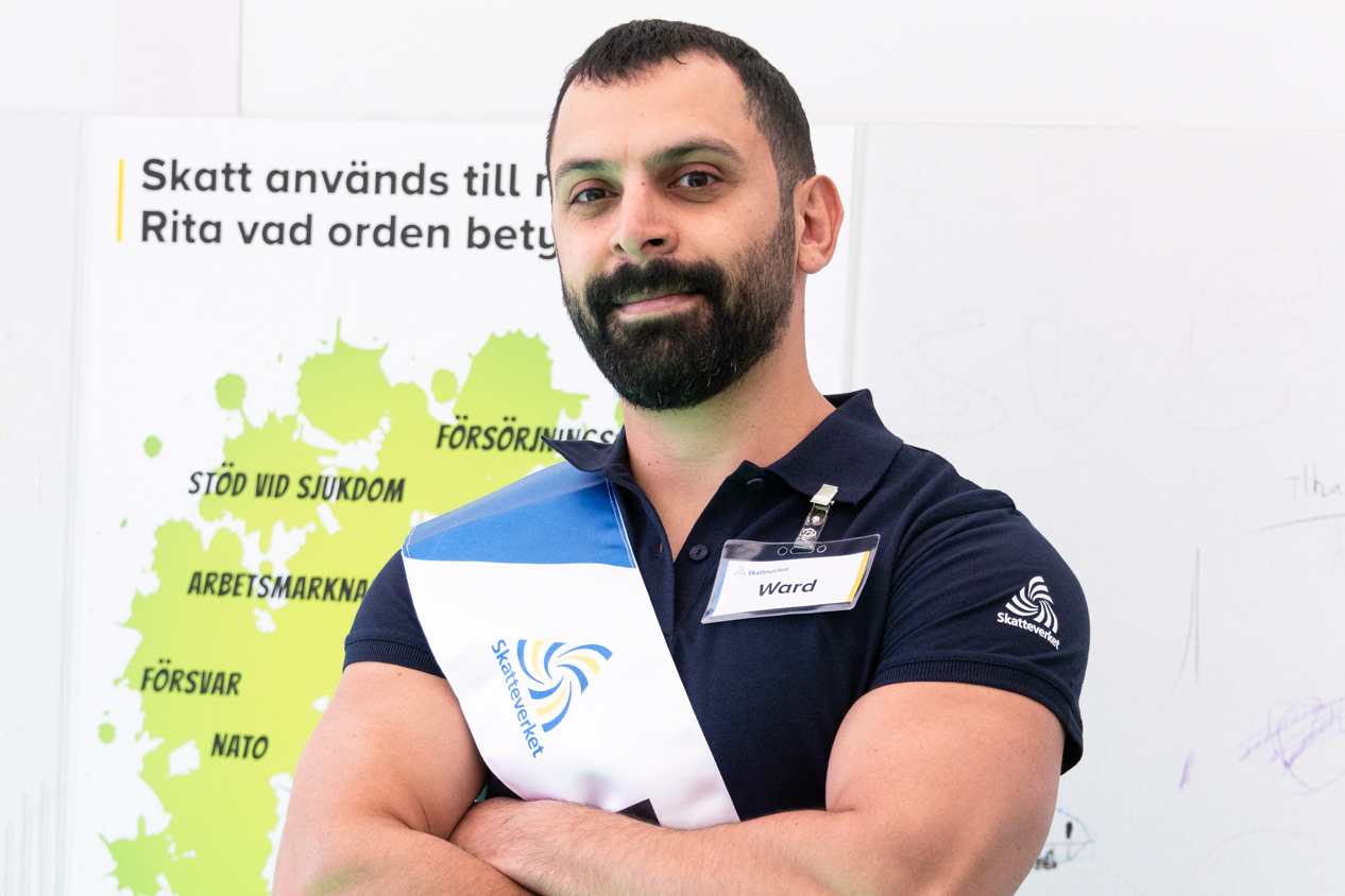Handläggare står i tält på Järvaveckan