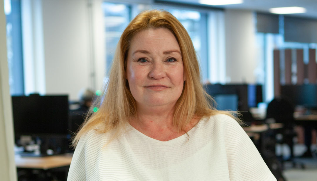 Christel Lindström Kjölås på Skatteverket, kvinna med långt ljust hår står i ett kontorslandsskap