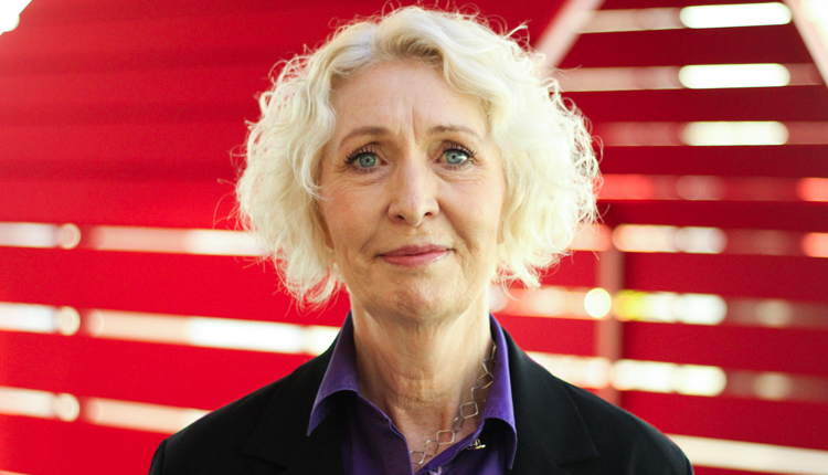 Christina Müntzing på Skatteverket, en kvinna med ljust kort hår och en svart kavaj med lila skjorta