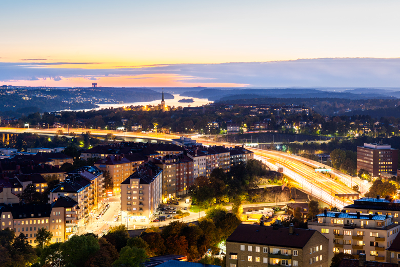 En stad sett från ovan. Det är kväll och gatubeslysningen är tänd.